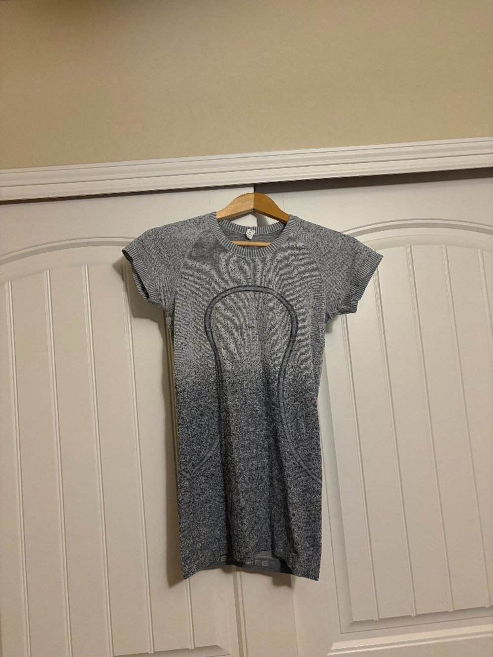 Lululemon Swiftly Tech Short Sleeve T Shirt Size 6 Ombre Gray Crew Neck Neutral